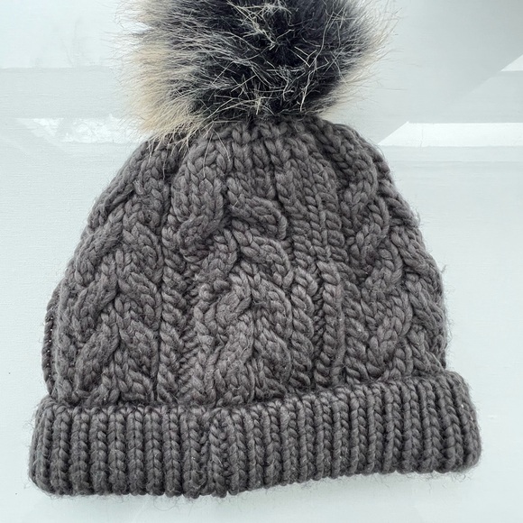 Turtle fur pom pom hat, charcoal gray, lined excellent condition - Picture 5 of 6